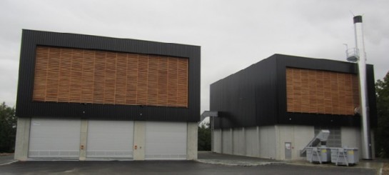 La chaufferie Entremont avec à gauche le bâtiment à combustible et à droite la chaufferie