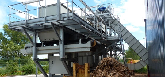 La station de criblage & de déferraillage du bois fournie par SERA, photo Frédéric Douard