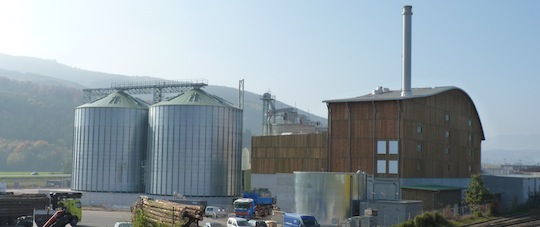 La centrale à droite et les silos à granulés, photo Frédéric Douard