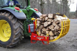 Une fagoteuse de bois bûche à la Cuma de Blavou