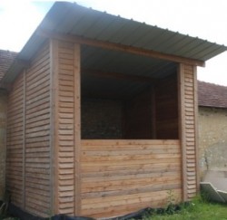 Le silo d’une capacité de 60 m3 construit intégralement en bois derrière la chaufferie