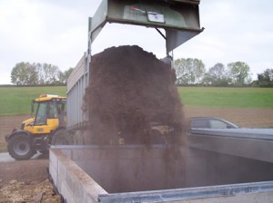 Livraison de bois dans le silo