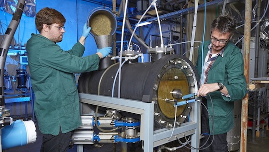 Andreas Lemmer et Jonas Lindner dans le laboratoire biogaz, photo Université de Hohenheim