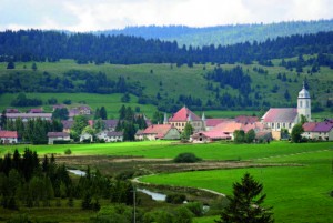 La commune de Mouthe dans le massif du Jura est alimentée par un réseau de chaleur au bois, photo ADEME