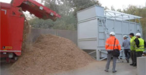 Déchargement du bois pour séchage, installation à simple étage réalisée en Belgique
