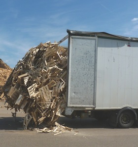 Déchargement de cagettes sur la plateforme RACINE, photo Frédéric Douard