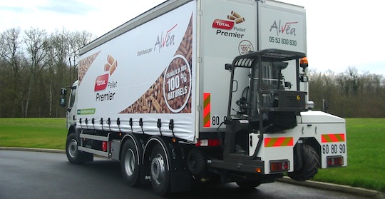 Camion plateau Total Pellet Premier avec chariot embarqué 3 roues motrices Transmanut, photo Transmanut