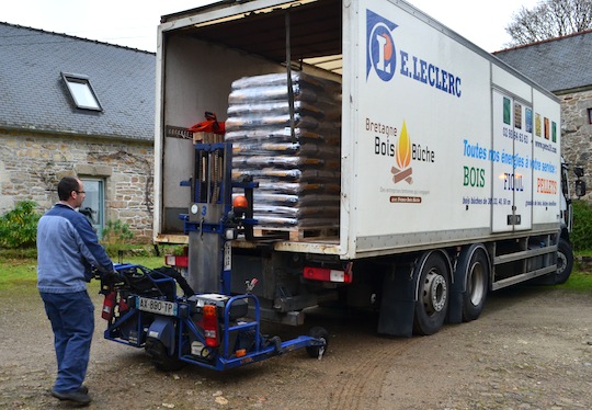 Déchargement d'une palette de granulés chez un client avec un chariot embarqué Transmanut, photo Frédéric Douard