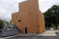 La chaufferie avec ses trappes de silo et sa benne à cendres photo Compte R.