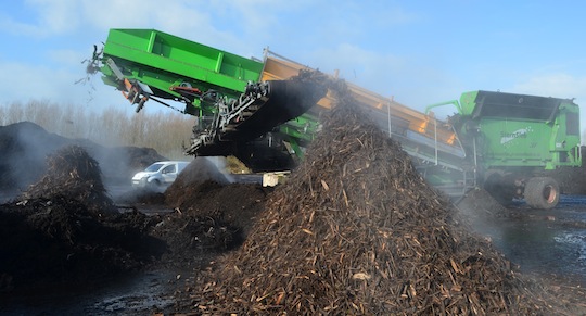 Le crible à 3 fractions Neuenhauser, devant le bois-énergie, à gauche les surlonguers et au fond les fines à compost, photo Frédéric Douard