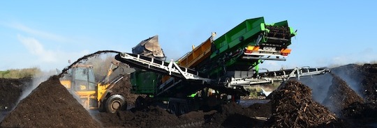 Le crible à trois fractions Neuenhauser, à gauche les fines, au centre les surlongeurs et à droite le bois-énergie, photo Frédéric Douard