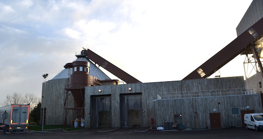 Zone de livraison du bois avec les convoyeurs construits par SERA, photo Frédéric Douard