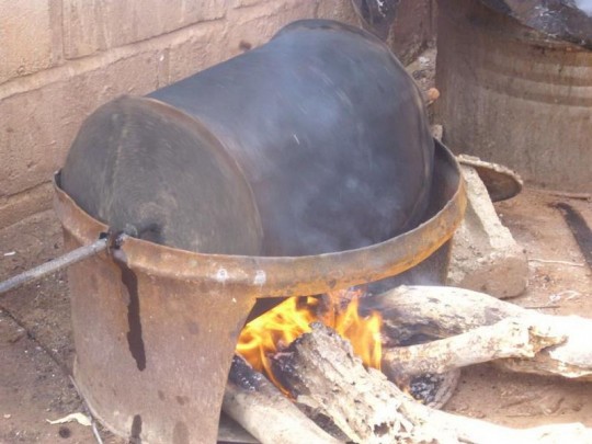 Torréfaction des amandes de karité au bois de feu, photo E.S. Noumi, Cirad