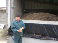 Jean-Jacques Pinguet devant son silo à bois déchiqueté