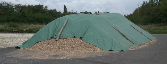 Stockage de plaquettes sous bâche respirante, photo Frédéric Douard