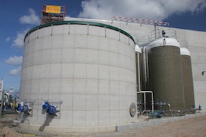 Cuves de stockage des déchets liquides graisseux à droite et non-graisseux à Anvers, photo Waterleau