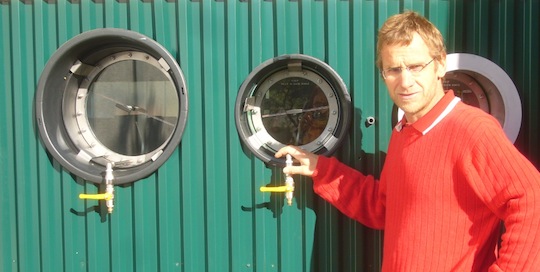 Erwin Köberle devant des hublots de contrôle, photo Biogaskontor