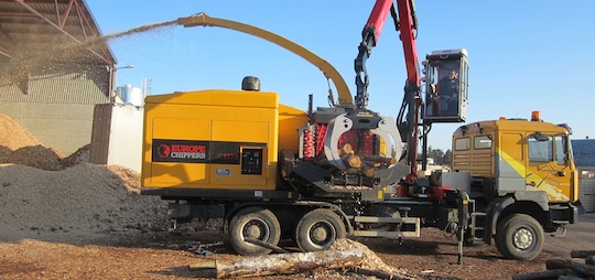 La déchiqueteuse Europe Chipper C-1175 sur camion en travail côté droit