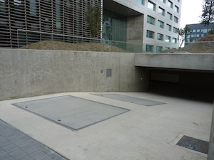 Les trappes carrossable du silo à granulés sur le chemin d'accès aux parking, photo Frédéric Douard