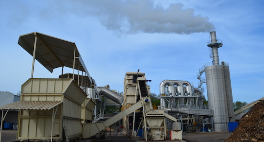 Les trémies d'alimentaion SERA-BOIS, le générateur d'air chaud, les cyclones Recalor et l'électrofiltre en voie humide EWK, photo Frédéric Douard