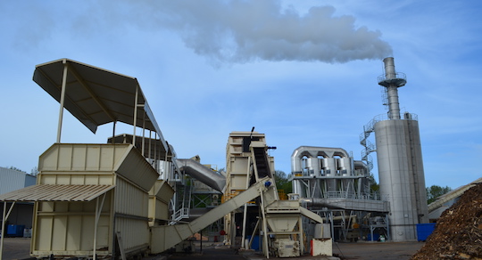 Les trémies d'alimentaion SERA-BOIS, le générateur d'air chaud, les cyclones Recalor et l'électrofiltre en voie humide EWK, photo Frédéric Douard