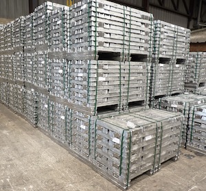 Lingots d'aluminium fondus par la combustion du biogaz, photo Frédéric Douard