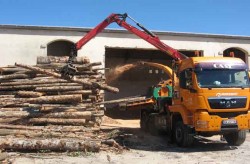 Broyage dans le hangar de stockage, photo BE 66