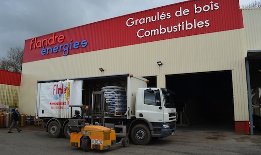 Chargement d'un camion de livraison par un charriot embarqué Transmanut, photo Frédéric Douard