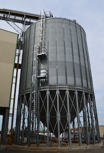 Le silo de stockage des granulés en vrac Sabe chez Pellet Land, photo Frédéric Douard