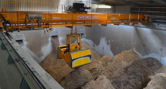 Le silo et son grappin, et en fond les bouches de remplissage, photo Frédéric Douard