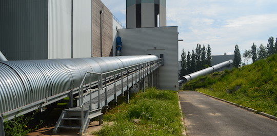 Les convoyeurs à bandes Trasmec du poste de broyage au silo et du silo à la chaufferie, photo Frédéric Douard