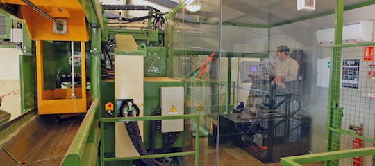 Poste de commande d'une chaine industrielle de façonnage de bûches haute qualité chez BF 42, photo Olivier Deléage