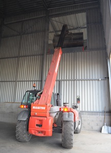 Remplissage de la tremie de chargement de la citerne depuis le silo à plat, photo Frédéric Douard