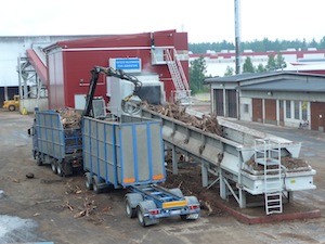 Alimentation de la station de broyage par camion, photo UPM