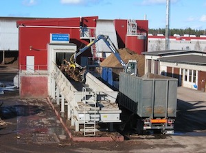 Alimentation du tapis du broyeur Saalasti à Kapola, photo UPM