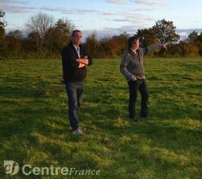 Didier Dhume, le porteur du projet, aux côtés de Jean-Marc Méry, propriétaire de l’une des 8 exploitations impliquées dans la démarche, photo Manuel Caillaud