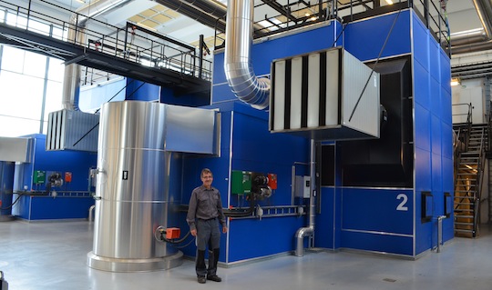 Frede Barsballe, conducteur, devant l'échangeur de la chaudière n°2 au niveau 0 avec son multicyclone au premier plan et la prise d'air à droite, photo Frédéric Douard