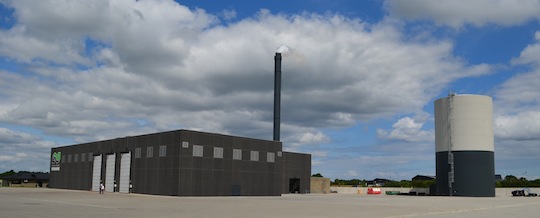 La centrale de Egelund à Aabenraa et son ballon d'accumuation de 4300 m3, photo Frédéric Douard