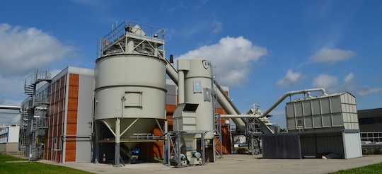 La chaufferie bois de Volvo Trucks à Gand et son silo de stockage de granulés, photo Frédéric Douard