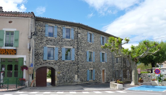 Les appartements du centre village également chauffés au bois, photo Frédéric Douard