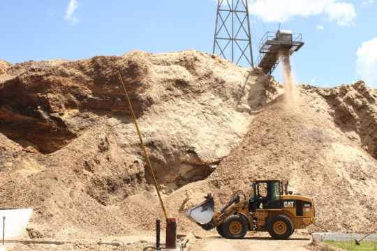 Stockage de bois de la centrale biomasse de Lages, opérée par GDF SUEZ au sud du Brésil