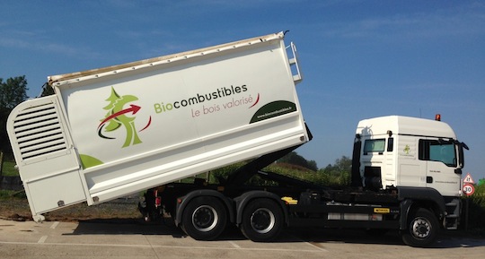 Camion souffleur de plaquettes sèches fourni par les Ets Transmanut, photo Biocombustibles SAS