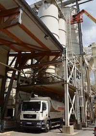 Chargement d'un  camion souffleur de la CFBL, photo Frédéric Douard