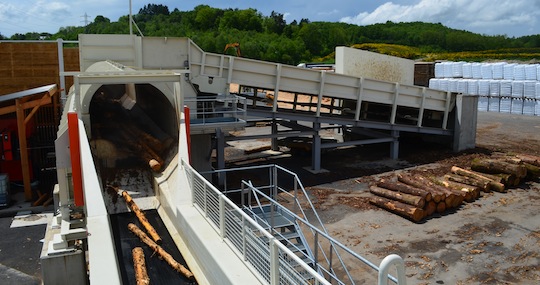 Ecorceuse Pallmann pour les petits rondins, photo Frédéric Douard