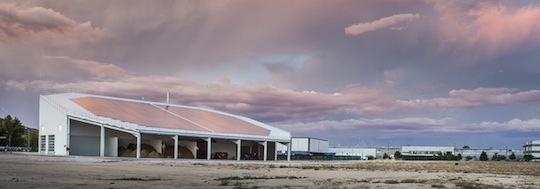 La chaufferie bois de L'Oréal Burgos, couverte de panneaux photovoltaïques, photo L'Oréal