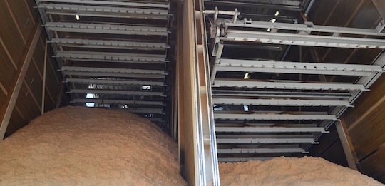 Silo de matière à sécher provenant de la scierie, avec ensileur-dessileur Vecoplan, photo Frédéric Douard