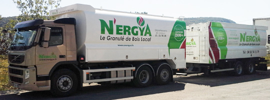 Camion citerne Transmanut à remorque des Ets Mégevand en Haute Savoie