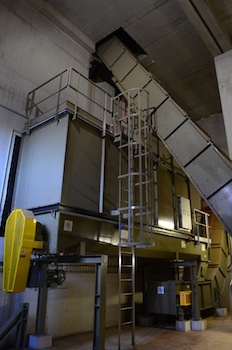 Convoyeurs bois Scaldis à chaînes, en haut de la fosse de livraison au silo, et en bas du silo (au milieu) à la chaufferie, photo Frédéric Douard