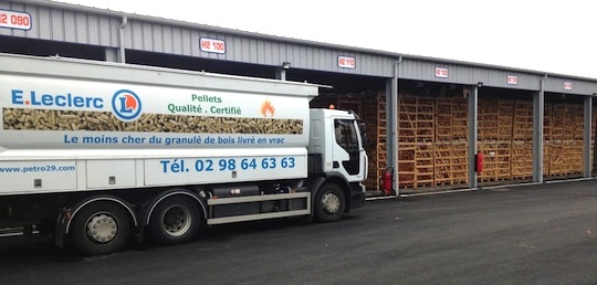 Le premier des deux camion souffleur Transmanut de BME, devant le hall de séchage du bois bûches, photo BME