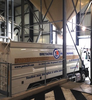 Le second camion souffleur de granulés Transmanut de BME sous le boisseau de chargement, photo BME